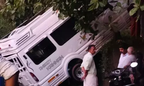 പിന്നോട്ടെടുക്കുന്നതിനിടെ നിയന്ത്രണം വിട്ട് ട്രാവലർ താഴ്ചയിലേക്ക് മറിഞ്ഞു; ഡ്രൈവർ രക്ഷപ്പെട്ടത് തലനാരിഴക്ക്; സംഭവം ആലപ്പുഴയിൽ