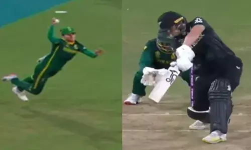 കവറിൽ പന്ത് ലോഫ്റ് ചെയ്ത് ന്യൂസിലൻഡ് ബാറ്റർ; കവറിൽ ഉയർന്ന് ചാടി ഒരു കൈകൊണ്ട് ക്യാച്ചെടുത്ത് ദക്ഷിണാഫ്രിക്കൻ ക്യാപ്റ്റൻ; ടൂർണമെന്റിലെ ഏറ്റവും മികച്ച ക്യാച്ച് ഇതാവുമെന്ന് ആരാധകർ; വൈറലായി വീഡിയോ
