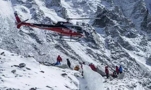 എവറസ്റ്റില്‍ കനത്ത ഹിമപാതം; ഒരു പര്‍വ്വതാരോഹകന്‍ മരിച്ചു; ആയിരത്തിലധികം പേര്‍ കുടുങ്ങിക്കിടക്കുന്നതായി റിപ്പോര്‍ട്ട്: കാണാതായവര്‍ക്കായി തിരച്ചില്‍
