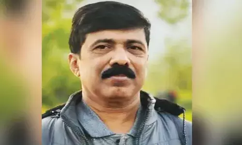 വട്ടം ചാടിയയാളെ ഇടിച്ച് നിയന്ത്രണം വിട്ട ബൈക്ക് മറിഞ്ഞു; റോഡിലേക്കു വീണ അധ്യാപകന്‍ കാര്‍ ഇടിച്ചു മരിച്ചു