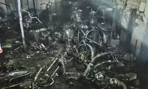 അടൂരില്‍ ടിവിഎസിന്റെ അംഗീകൃത സര്‍വീസ് സെന്ററില്‍ തീപിടുത്തം: ഇരുപത്തഞ്ചോളം ഇരുചക്രവാഹനങ്ങള്‍ കത്തി നശിച്ചു: മൂന്നു യൂണിറ്റ് ഫയര്‍ഫോഴ്സിന്റെ പ്രയത്നം സമീപ കെട്ടിടങ്ങളിലേക്ക് തീ പടരുന്നത് തടഞ്ഞു