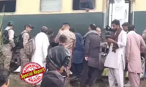 പാക്കിസ്ഥാനില്‍ സുല്‍ത്താന്‍കോട്ടിനു സമീപം റെയില്‍വേ ട്രാക്കില്‍ സ്ഫോടനം; ജാഫര്‍ എക്സ്പ്രസിന്റെ ആറു കോച്ചുകള്‍ പാളം തെറ്റി; നിരവധി പാക്ക് സൈനികര്‍ കൊല്ലപ്പെട്ടു; ആക്രമണത്തിന്റെ ഉത്തരവാദിത്തം ഏറ്റെടുത്ത് ബലൂച് റിപ്പബ്ലിക്കന്‍ ഗാര്‍ഡ്‌സ്