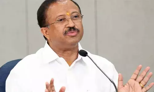 കള്ളന്മാര്‍ക്ക് കഞ്ഞി വെയ്ക്കുകയാണ് വി എന്‍ വാസവന്‍; 2022ല്‍ തൂക്കക്കുറവ് ബോധ്യപ്പെട്ടതാണ്. ആവശ്യമായ നടപടികള്‍ അന്ന് എടുത്തില്ല; സ്വര്‍ണ്ണപ്പാളി വിവാദത്തില്‍ ദേവസ്വം മന്ത്രിക്കെതിരെ വി മുരളീധരന്‍; കടകംപള്ളി സുരേന്ദ്രന് കൊള്ളയില്‍  പങ്കുണ്ടെന്നും ആരോപണം