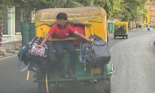 ഇവിടെ വിദ്യാർത്ഥികൾ ഇപ്പോഴും ഇങ്ങനെയാണ് സ്കൂളിൽ പോകുന്നത്; തിങ്ങിനിറഞ്ഞ ഓട്ടോറിക്ഷയുടെ പുറകിൽ വിദ്യാർത്ഥിയുടെ അപകടയാത്ര; വീഡിയോ വൈറലായതോടെ നടപടിയ്‌ക്കൊരുങ്ങി അധികൃതർ