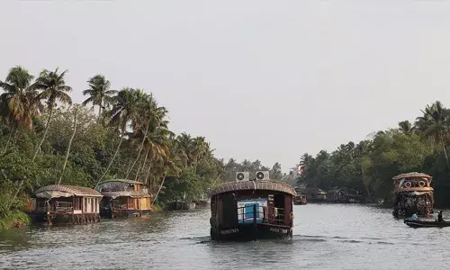 ഹൗസ്ബോട്ടിലെ ടേബിളിന്റെ ഗ്ലാസ് പൊട്ടിയതിനെ ചൊല്ലി തർക്കം; വിനോദസഞ്ചാരി കുഴഞ്ഞുവീണ് മരിച്ചു; സംഭവം ആലപ്പുഴയിൽ