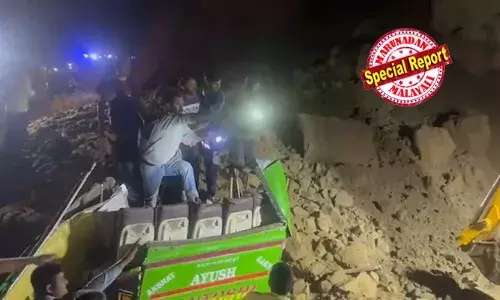 ഹിമാചലിലെ ബിലാസ്പൂരില്‍ ബസിന് മുകളിലേക്ക് മണ്ണിടിഞ്ഞുവീണു; പാറകളും മരക്കഷ്ണങ്ങളും വീണതോടെ സ്വകാര്യ ബസ് മണ്ണിനടിയില്‍ മൂടി 18 പേര്‍ മരിച്ചു; മൂന്നുപേരെ രക്ഷപ്പെടുത്തി; ബസില്‍ 30 ലധികം പേരുണ്ടായിരുന്നതായി പ്രാഥമിക വിവരം; രക്ഷാപ്രവര്‍ത്തനം തുടരുന്നു; മരിച്ചവരുടെ കുടുംബങ്ങള്‍ക്ക് 2 ലക്ഷം രൂപ വീതം പ്രഖ്യാപിച്ച് പ്രധാനമന്ത്രി