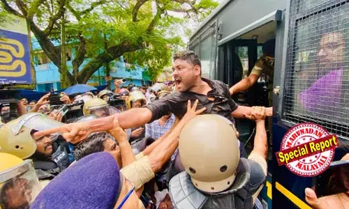 ശബരിമല സ്വര്‍ണപ്പാളി മോഷണം; പത്തനംതിട്ടയില്‍ യൂത്ത് കോണ്‍ഗ്രസിന്റെ വേറിട്ട പ്രതിഷേധം; തേങ്ങയുടച്ചത് ദേവസ്വം ഡെപ്യൂട്ടി കമ്മിഷണര്‍ ഓഫീസിന്റെ ജനാലച്ചില്ലയില്‍; കോണ്‍ഗ്രസ് വക്താവ് സന്ദീപ് വാര്യര്‍ അടക്കം 17 പേര്‍ റിമാന്‍ഡില്‍; ചുമത്തിയത് പൊതുമുതല്‍ നശീകരണം അടക്കമുള്ള വകുപ്പുകള്‍