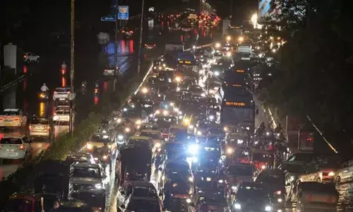 രാവിലെ മുതല്‍ ഡല്‍ഹിയില്‍ കനത്ത മഴ;  വിമാനങ്ങള്‍ വഴിതിരിച്ചുവിട്ടു;  ഗതാഗതക്കുരുക്കും വെള്ളക്കെട്ടും