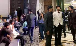 സഞ്ജുവിന്റെ നടത്തം അനുകരിച്ച് രോഹിത് ശര്മ; ചിരിയടക്കാനാവാതെ ശ്രേയസ് അയ്യര്; വീഡിയോ സാമൂഹികമാധ്യമങ്ങളില് വൈറലാകുന്നു സഞ്ജുവിന്റെ നടത്തം അനുകരിച്ച് രോഹിത് ശര്മ; ചിരിയടക്കാനാവാതെ ശ്രേയസ് അയ്യര്; വീഡിയോ സാമൂഹികമാധ്യമങ്ങളില് വൈറലാകുന്നു