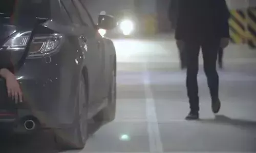 രാത്രി മകളുടെ ഫോണിലൂടെ ചാറ്റ് ചെയ്ത് പിതാവ്; 17കാരനെ തന്ത്രപൂർവം വീട്ടിൽ നിന്നും വിളിച്ചിറക്കി; കാറില്‍ കയറ്റി കൊണ്ടുപോയത് വാടകവീട്ടിലേക്ക്; വടികൊണ്ട് അടിച്ചു, നിലത്തിട്ട് ചവിട്ടി; 4 പേർ അറസ്റ്റിൽ