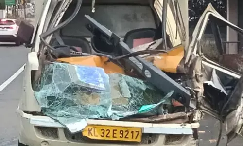 നിയന്ത്രണം വിട്ട പിക്കപ്പ് വാൻ റോഡരികിൽ നിർത്തിയിട്ടിരുന്ന ലോറിയിൽ ഇടിച്ചുകയറി; ഒരാൾ മരിച്ചു; സംഭവം കോട്ടയത്ത്