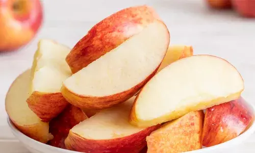 ഇവനെ ഒന്ന് കണ്ടിച്ച് കുറച്ച് നേരം വച്ചാൽ മുഖം മങ്ങും..; മുറിച്ച ആപ്പിളിന്റെ നിറം മാറാതിരിക്കാൻ ഇതാ കുറച്ച് പൊടിക്കൈകൾ; അറിയാം..