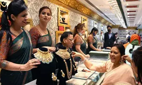 ഉച്ച കഴിഞ്ഞതും വീണ്ടും കത്തിക്കയറി; റോക്കറ്റ് കുതിപ്പ് തുടർന്ന് തങ്കവില; സംസ്ഥാനത്ത് വീണ്ടും സ്വർണവില ഉയർന്നു; പവന് 440 രൂപ വർധനവ്