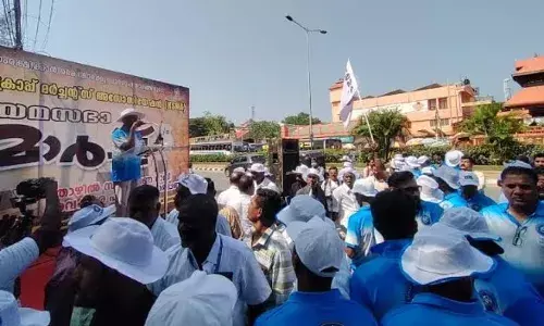 കേരള സ്‌ക്രാപ്പ് മെര്‍ച്ചന്റ്‌റ്‌സ് അസോസിയേഷന്‍ നിയമസഭാ മാര്‍ച്ച് സംഘടിപ്പിച്ചു