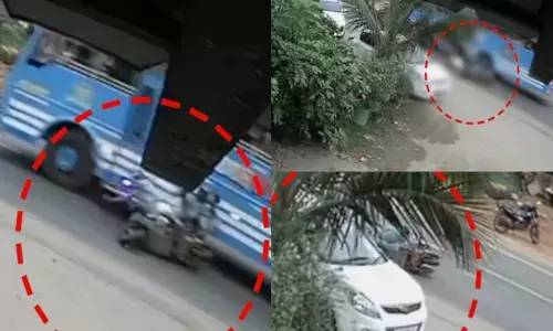 പാഞ്ഞെത്തിയ സ്വകാര്യ ബസ് സ്കൂട്ടറിന് പിന്നിലിടിച്ച് അപകടം; ഉഗ്ര ശബ്ദത്തിൽ നടുക്കം; കോഴിക്കോട് മുക്കത്ത് മൂന്നു വയസുകാരന് ദാരുണാന്ത്യം; വേദനയോടെ ഉറ്റവർ