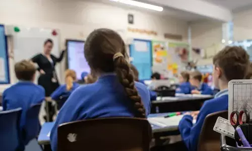 ക്ലാസിലെ കുട്ടിയോട് ചോദ്യം ചോദിച്ച അധ്യാപകൻ; ഉത്തരം കിട്ടാതെ വന്നതോടെ ചിരി; കരണം അടിച്ചുപൊട്ടിച്ച് ടീച്ചർ; ഇതെല്ലാം പുറത്തറിഞ്ഞ സ്‌കൂൾ അധികൃതർ ചെയ്തത്