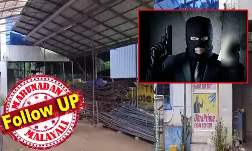 ആദ്യം രണ്ടുപേര്‍ ബൈക്കിലെത്തി സ്റ്റീല്‍ കമ്പനി നിരീക്ഷിച്ച ശേഷം മടങ്ങി; പിന്നാലെ അഞ്ചംഗ സംഗം കാറില്‍ പാഞ്ഞെത്തിയത് ജീവനക്കാര്‍ പണം എണ്ണിക്കൊണ്ടിരിക്കെ; തോക്കും വടിവാളും കാട്ടി ജീവനക്കാരെ മുള്‍മുനയില്‍ നിര്‍ത്തി 80 ലക്ഷം കവര്‍ന്നത് മുഖംമൂടി സംഘം; ക്യത്യമായ ആസൂത്രണത്തോടെ കുണ്ടന്നൂരില്‍ കവര്‍ച്ച നടത്തിയത് പണമിരട്ടിപ്പ് സംഘമെന്നും സംശയം