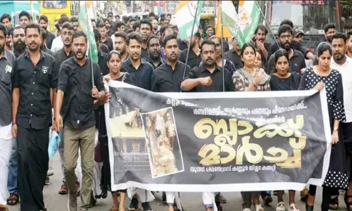 ശബരിമല സ്വര്‍ണ്ണ പാളി മോഷണത്തില്‍ പ്രതിഷേധിച്ചുളള യൂത്ത് കോണ്‍ഗ്രസ് ബ്ലാക്ക് മാര്‍ച്ചില്‍ സംഘര്‍ഷം