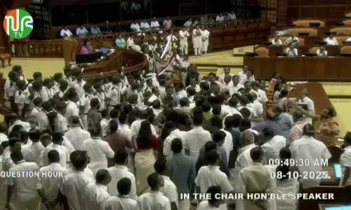 ശബരിമല സ്വര്‍ണ മോഷണത്തില്‍ നിയമസഭയില്‍ നാടകീയ രംഗങ്ങള്‍;  പ്രതിപക്ഷ പ്രതിഷേധം കടുത്തതോടെ നിയമസഭാ സമ്മേളനം വെട്ടിച്ചുരുക്കി നാളെ അവസാനിപ്പിക്കാന്‍ നീക്കം; നീക്കം തുടര്‍ച്ചയായി സഭ സ്തംഭിക്കുന്ന പശ്ചാത്തലത്തില്‍