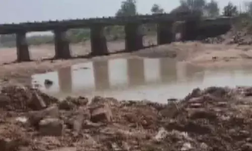 പാലം പണിയാൻ ചെലവാക്കിയത് കോടികൾ; വർഷങ്ങൾ കഴിഞ്ഞിട്ടും നാട്ടുകാർക്ക് ഒരു ഉപയോഗവുമില്ല; വെള്ളപ്പൊക്ക ഭീഷണി മാറാതെ ഗ്രാമം; കാരണം മറ്റൊന്ന്