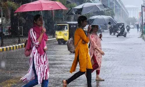 മാനം വീണ്ടും ഇരുളും...; സംസ്ഥാനത്ത് അടുത്ത അഞ്ച് ദിവസം ശക്തമായ മഴയ്ക്ക് സാധ്യത; കാറ്റ് വീശുമെന്നും മുന്നറിയിപ്പ്; ഇന്ന് മത്സ്യബന്ധനത്തിന് കടലിൽ പോകരുതെന്നും നിർദ്ദേശം