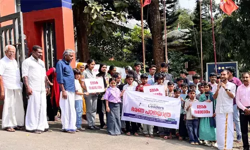 ലോകസമാധാനം; വയനാട്ടിൽ കളക്ടറേറ്റ് പരിസരത്ത് സ്‌കൂൾ ലീഡർമാരുടെ വേറിട്ട ധർണ്ണ