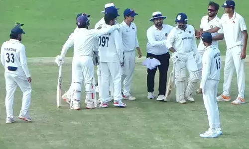 സെഞ്ച്വറിയടിച്ച് പുറത്തായതിനു പിന്നാലെ പരിഹാസം; മുന്‍ ടീം അംഗങ്ങളെ ബാറ്റുകൊണ്ട് അടിക്കാനോങ്ങി പൃഥ്വി ഷാ;  നന്ദിയുണ്ടേ..., എന്ന് താരത്തെ പ്രകോപിപ്പിച്ചത് സര്‍ഫറാസിന്റെ സഹോദരന്‍