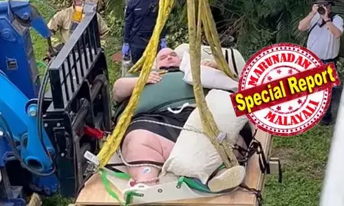 അമിത വണ്ണം കാരണം അപ്പാര്‍ട്ട്‌മെന്റില്‍ നിന്നും പുറത്തിറക്കാന്‍ സാധിക്കുന്നില്ല;  ഫ്‌ലോറിഡയിലെ അപ്പാര്‍ട്ട്‌മെന്റില്‍ നിന്ന് യുവാവിനെ പുറത്തെത്തിച്ചത് ക്രെയിന്‍ ഉപയോഗിച്ച്; രക്ഷാപ്രവര്‍ത്തനത്തിനായി അപ്പാര്‍ട്ട്മെന്റ് മതിലിന്റെ ഒരു ഭാഗം പൊളിച്ചുമാറ്റി