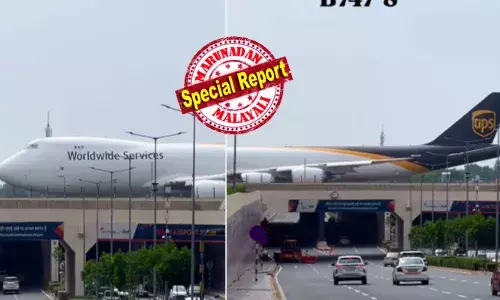 റോഡിന് മുകളിലെ പാലത്തിലൂടെ നീങ്ങിയ ഭീമനെ കണ്ട് പലരും അമ്പരന്നു; കാറുകൾ നിർത്തി ഫോട്ടോ എടുക്കാൻ തിടുക്കം കാട്ടി ജനങ്ങൾ; പെട്ടെന്ന് കണ്ടാൽ യൂറോപ്യൻ രാജ്യങ്ങളിൽ എത്തിയ അതെ..ഫീൽ; ഇതാ...ഇന്ത്യയിൽ നിന്നൊരു അസാധാരണ കാഴ്ച; ഡൽഹി വിമാനത്താവളത്തിലെ വീഡിയോ വൈറൽ