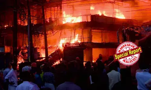 തളിപ്പറമ്പില്‍ കത്തിയമര്‍ന്നതില്‍ സൂപ്പര്‍ മാര്‍ക്കറ്റും പെയിന്റ് കടയുമടക്കം അന്‍പതിലേറെ സ്ഥാപനങ്ങള്‍;  തീ വിഴുങ്ങിയത് കോടികള്‍; എസികളും ഗ്യാസ് സിലിണ്ടറുകളും പൊട്ടിത്തെറിച്ചു;  ദേശീയപാതയില്‍ ഗതാഗതം സ്തംഭിച്ചു;  അഗ്നിശമനസേന എത്താന്‍ വൈകിയെന്ന് നാട്ടുകാര്‍