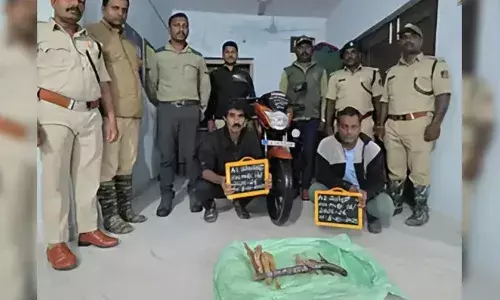 പ്രസ് സ്റ്റിക്കര്‍ പതിച്ച ബൈക്കില്‍ ചന്ദനക്കടത്ത്; ചിക്കമഗളൂരുവില്‍ പ്രാദേശിക പത്ര റിപോര്‍ട്ടറടക്കം രണ്ടുപേര്‍ അറസ്റ്റില്‍