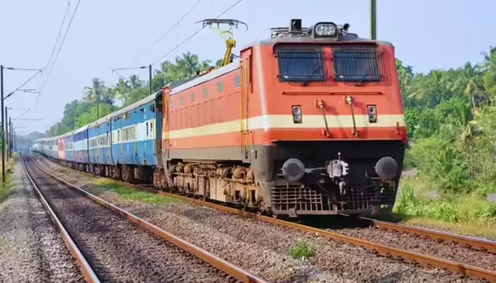 എഞ്ചിന് തകരാര്; ഷൊര്ണൂര്-എറണാകുളം പാതയില് ട്രെയിന് ഗതാഗതം തടസപ്പെട്ടു എഞ്ചിന് തകരാര്; ഷൊര്ണൂര്-എറണാകുളം പാതയില് ട്രെയിന് ഗതാഗതം തടസപ്പെട്ടു