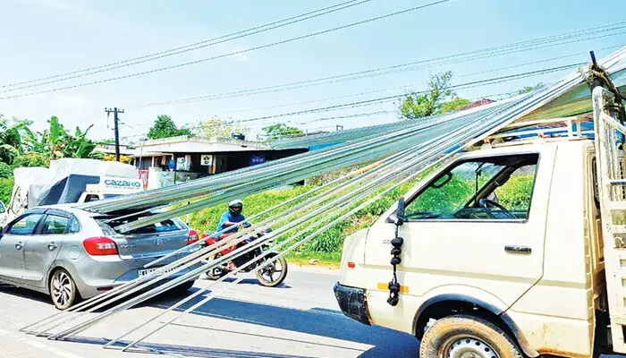 മുന്നിലുള്ള വാഹനം ബ്രേക്കിട്ടു; മിനി ലോറിയില്‍ കൊണ്ടു പോകുകയായിരുന്ന പൈപ്പുകള്‍ കാറില്‍ തുളച്ചു കയറി