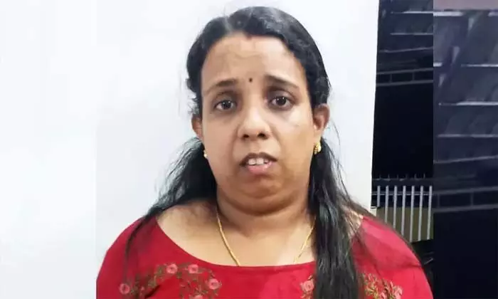 വക്കീല്‍ ഗുമസ്തനെ ഭീഷണിപ്പെടുത്തി എട്ട് പവനും 18 ലക്ഷം രൂപയും കവര്‍ന്ന വീട്ടമ്മ പിടിയില്‍; ഒരുമിച്ച് കഴിഞ്ഞത് ചൂണ്ടിക്കാട്ടി ഭീഷണിപ്പെടുത്തിയായിരുന്നു തട്ടിപ്പ്