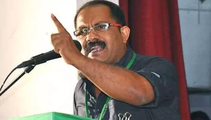 മറ്റുസമുദായങ്ങളെ ആക്ഷേപിച്ച വെള്ളാപ്പള്ളി നടേശന് നവോഥാന നായകന്; ഞാന് വര്ഗീയവാദി; ഒരു കൂട്ടര് വര്ഗീയവാദി ആയും മറ്റൊരു കൂട്ടര് മത വിരുദ്ധനായും മുദ്രകുത്തുന്നു; സിപിഎം മാധ്യമങ്ങള് ഇസ്ലാമോഫോബിയയെ ആഘോഷമാക്കുന്നുവെന്ന് കെ എം ഷാജി മറ്റുസമുദായങ്ങളെ ആക്ഷേപിച്ച വെള്ളാപ്പള്ളി നടേശന് നവോഥാന നായകന്; ഞാന് വര്ഗീയവാദി; ഒരു കൂട്ടര് വര്ഗീയവാദി ആയും മറ്റൊരു കൂട്ടര് മത വിരുദ്ധനായും മുദ്രകുത്തുന്നു; സിപിഎം മാധ്യമങ്ങള് ഇസ്ലാമോഫോബിയയെ ആഘോഷമാക്കുന്നുവെന്ന് കെ എം ഷാജി