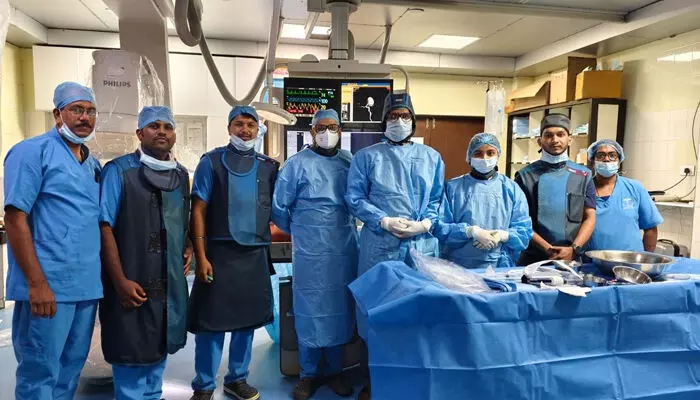 വാഹനാപകടത്തില് മഹാധമനിക്ക് ഗുരുതര പരിക്കേറ്റ തമിഴ്നാട് സ്വദേശിക്ക് എന്ഡോ വാസ്ക്കുലാര് ചികിത്സ വഴി പുതുജീവന്; അഭിമാനത്തോടെ കോഴിക്കോട് മെഡിക്കല് കോളേജ് വാഹനാപകടത്തില് മഹാധമനിക്ക് ഗുരുതര പരിക്കേറ്റ തമിഴ്നാട് സ്വദേശിക്ക് എന്ഡോ വാസ്ക്കുലാര് ചികിത്സ വഴി പുതുജീവന്; അഭിമാനത്തോടെ കോഴിക്കോട് മെഡിക്കല് കോളേജ്