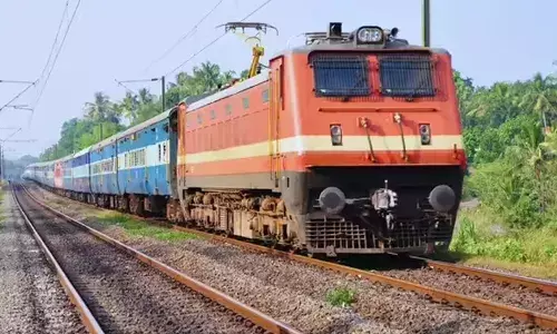 എഞ്ചിന്‍ തകരാര്‍; ഷൊര്‍ണൂര്‍-എറണാകുളം പാതയില്‍ ട്രെയിന്‍ ഗതാഗതം തടസപ്പെട്ടു