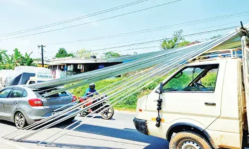 മുന്നിലുള്ള വാഹനം ബ്രേക്കിട്ടു; മിനി ലോറിയില്‍ കൊണ്ടു പോകുകയായിരുന്ന പൈപ്പുകള്‍ കാറില്‍ തുളച്ചു കയറി