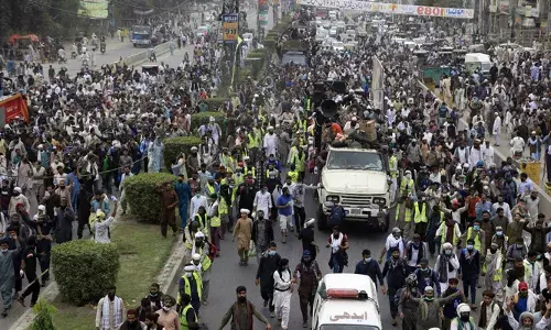 ലാഹോറില്‍ ഇസ്രായേല്‍ വിരുദ്ധ പ്രക്ഷോഭത്തില്‍ സംഘര്‍ഷം; രണ്ട് പേര്‍ കൊല്ലപ്പെട്ടു; നിരവധി പേര്‍ക്ക് പരിക്ക്; ട്രംപിനും നെതന്യാഹുവിനും മുന്നില്‍ പാക്ക് സര്‍ക്കാര്‍ കീഴടങ്ങിയെന്ന് വിമര്‍ശനം