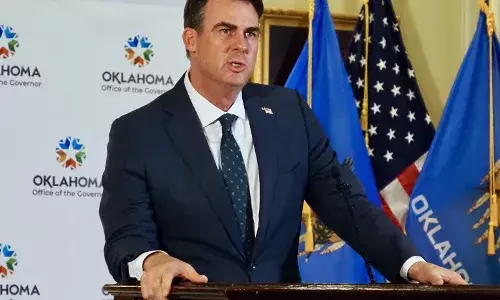 ടെക്സസ് നാഷണല് ഗാര്ഡിനെ ഇല്ലിനോയിസിലേക്ക് അയച്ചത് തെറ്റായ നടപടി-ഒക്ലഹോമ ഗവര്ണര് ടെക്സസ് നാഷണല് ഗാര്ഡിനെ ഇല്ലിനോയിസിലേക്ക് അയച്ചത് തെറ്റായ നടപടി-ഒക്ലഹോമ ഗവര്ണര്