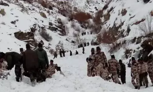 കശ്മീര്‍ അതിര്‍ത്തിയില്‍ മഞ്ഞില്‍ കാണാതായ സൈനികരുടെ മൃതദേഹം കണ്ടെത്തി; അന്ത്യം സംഭവിച്ചത്  കൊടും തണുപ്പ് കാരണം ഹൈപ്പോതെര്‍മിയ ബാധിച്ചാവാമെന്ന് നിഗമനം