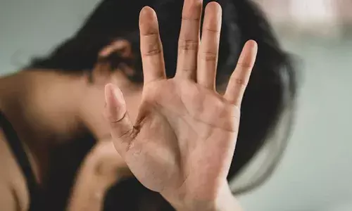 ഭക്ഷണം കഴിക്കാൻ പുറത്തിറങ്ങിയത് നോക്കിവെച്ചു; പിന്തുടർന്നെത്തി ബലമായി പിടിച്ചുകൊണ്ടുപോയി കൊടുംക്രൂരത; പെൺകുട്ടിയുടെ മൊഴി എടുത്ത പോലീസ് ചെയ്തത്; വ്യാപക പ്രതിഷേധം