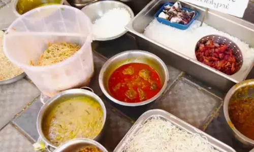 പ്ലാസ്റ്റിക് കവറുകളിൽ ഭക്ഷണം വിളമ്പൽ; അതും ഡേറ്റ് പോലുമില്ലാതെ; പിടികൂടിയ വസ്തുക്കൾ നഗരസഭക്ക് മുന്നിൽ തന്നെ പ്രദർശിപ്പിച്ച് ഉദ്യോഗസ്ഥർ; ഹോട്ടലുകളിലെ പരിശോധനയ്ക്കിടെ സംഭവിച്ചത്