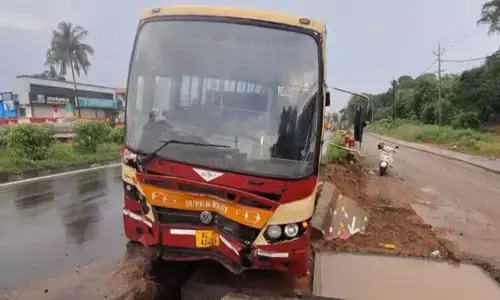 കുഴിയുടെ തൊട്ടടുത്ത് റിഫ്‌ളക്ടര്‍ വച്ചു; കൊരട്ടിയില്‍ നിര്‍മ്മാണത്തിനായി എടുത്ത കുഴിയിലേക്ക് കെഎസ്ആര്‍ടിസി ബസ് വീണു; എല്ലാവരും രക്ഷപ്പെട്ടത് ഭാഗ്യം കൊണ്ട്