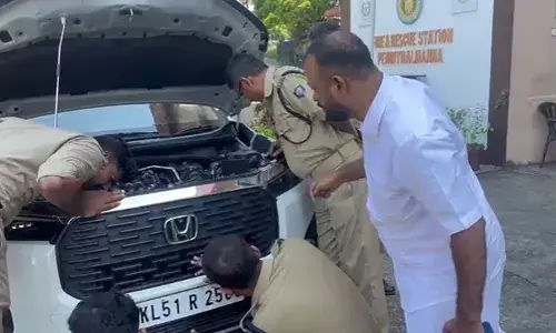 കാര്‍ പെരിന്തല്‍മണ്ണയില്‍ എത്തിയപ്പോള്‍ കാര്‍ ബോണറ്റില്‍ നിന്ന് അസാധരണ ശബ്ദം; നോക്കിയപ്പോള്‍ പൂച്ച; എഞ്ചിന്‍ ഭാഗത്ത് ഞെരിങ്ങിക്കൂടിയ ഇരുന്ന പൂച്ചയെ ഒടുവില്‍ സുരക്ഷിതമായി പുറത്ത് എടുത്തു