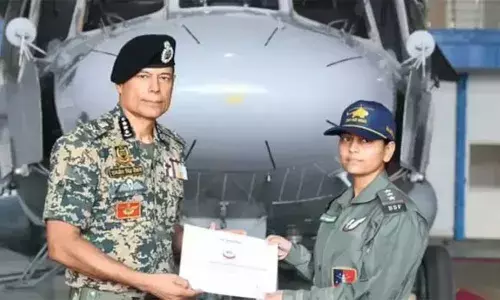 ബിഎസ്എഫിലെ ആദ്യ വനിതാ ഫ്‌ലൈറ്റ് എന്‍ജിനിയര്‍ ചുമതലയേറ്റു; പുതിയ അഞ്ച് എന്‍ജിനിയര്‍മാര്‍ക്ക് ബിഎസ്എഫ് ഡയറക്ടര്‍ ഫ്‌ലയിംഗ് ബാഡ്ജ് കൈമാറി