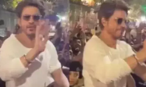 വെള്ളനിറത്തിലുള്ള ഫുള്‍ സ്ലീവ് ടി-ഷര്‍ട്ട് ധരിച്ച് ഒരാളുടെ എൻട്രി; ബിഗ് സ്ക്രീനിലെ ആ നായകനെ നേരിൽകണ്ട് ആരാധകർ; അഹമ്മദാബാദ് നഗരത്തിലിറങ്ങി ഷാരൂഖ് ഖാന്‍; വീഡിയോ വൈറൽ