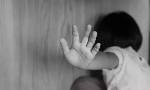 സ്‌കൂളില്‍ അതിക്രമിച്ചു കയറി ഏഴു വയസ്സുകാരിയെ പീഡിപ്പിച്ചു; ശുചിമുറിയില്‍ ഒളിച്ചിരുന്ന പ്രതി അറസ്റ്റില്‍