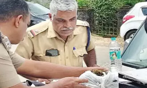 യുവാക്കള്‍ സഞ്ചരിച്ച കാര്‍ ബൈക്കില്‍ തട്ടിയതിനെ ചൊല്ലി തര്‍ക്കം; പോലിസെത്തി പരിശോധിച്ചപ്പോള്‍ ഒളിപ്പിച്ച നിലയില്‍ കഞ്ചാവ്