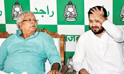 ഐആര്‍സിടിസി അഴിമതി കേസ്: ലാലു പ്രസാദ് യാദവിനും തേജസ്വി യാദവിനും എതിരെ അഴിമതി കുറ്റം ചുമത്തി ഡല്‍ഹി കോടതി; പ്രതിപക്ഷ സഖ്യത്തിന്റെ മുഖ്യമന്ത്രി സ്ഥാനാര്‍ഥി തേജസ്വിക്ക് എതിരെ ചുമത്തിയത് ഗൂഢാലോചന, വഞ്ചന കുറ്റങ്ങള്‍; തിരഞ്ഞെടുപ്പിന് ആഴ്ചകള്‍ മാത്രം അവശേഷിക്കെ ആര്‍ജെഡിക്ക് ഇരുട്ടടിയായി വിധി